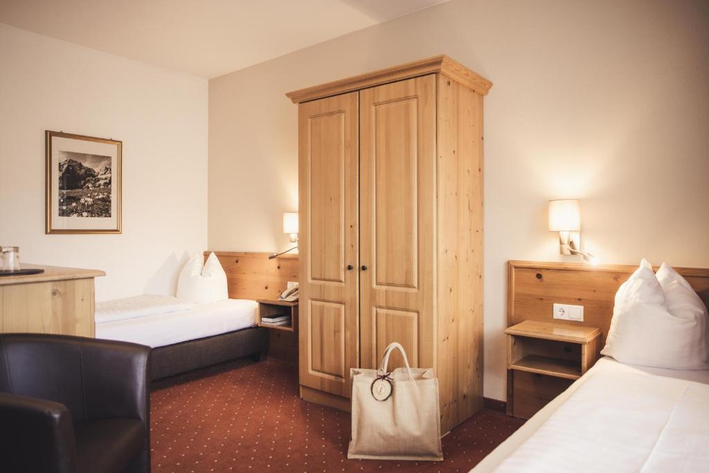 A bed or beds in a room at Hotel Johanna mitten im Ötztal