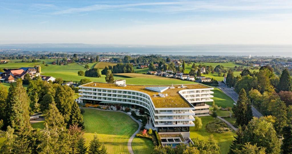 una imagen de un edificio con techo verde en Oberwaid - Das Hotel., en St. Gallen