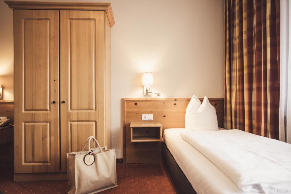 A bed or beds in a room at Hotel Johanna mitten im Ötztal