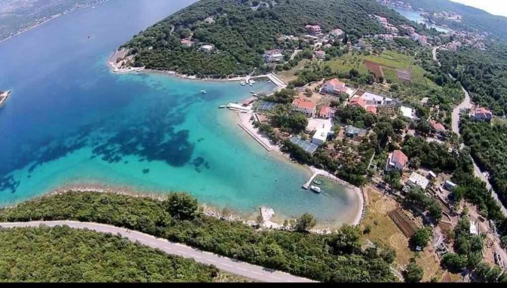 eine Luftansicht einer kleinen Insel im Wasser in der Unterkunft Enjoy Vrbovica in Korčula