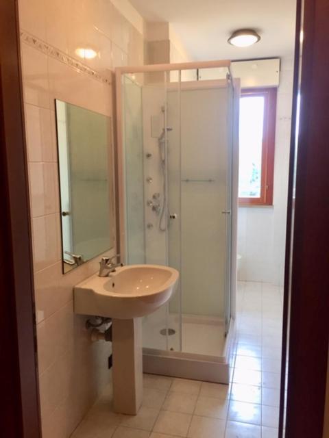 Łazienka w obiekcie BedandBreakfast Eni Torri Lombarde San Donato BBqueen