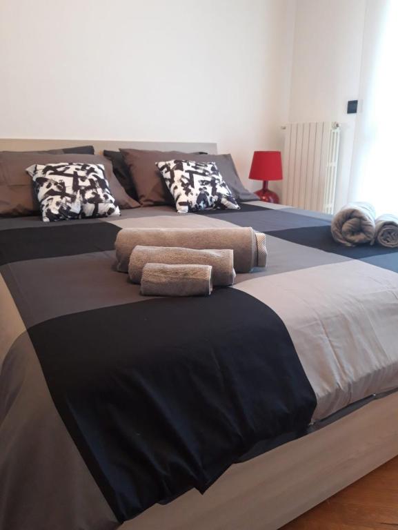 Łóżko lub łóżka w pokoju w obiekcie BedandBreakfast Eni Torri Lombarde San Donato BBqueen