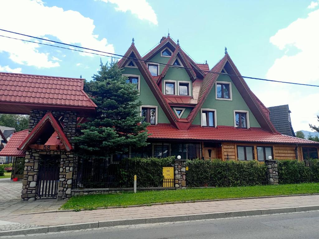 una casa grande con techo de gambrel en Kazkowa Koliba en Zakopane
