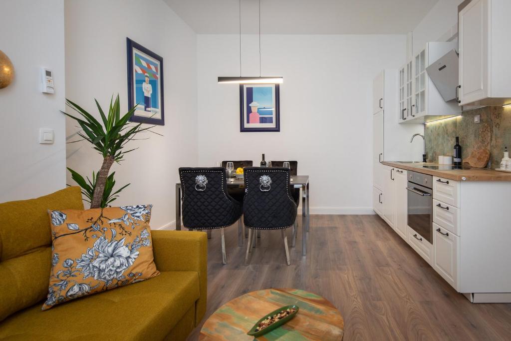 Kuchyňa alebo kuchynka v ubytovaní Luxury apartment with patio in the heart of Split