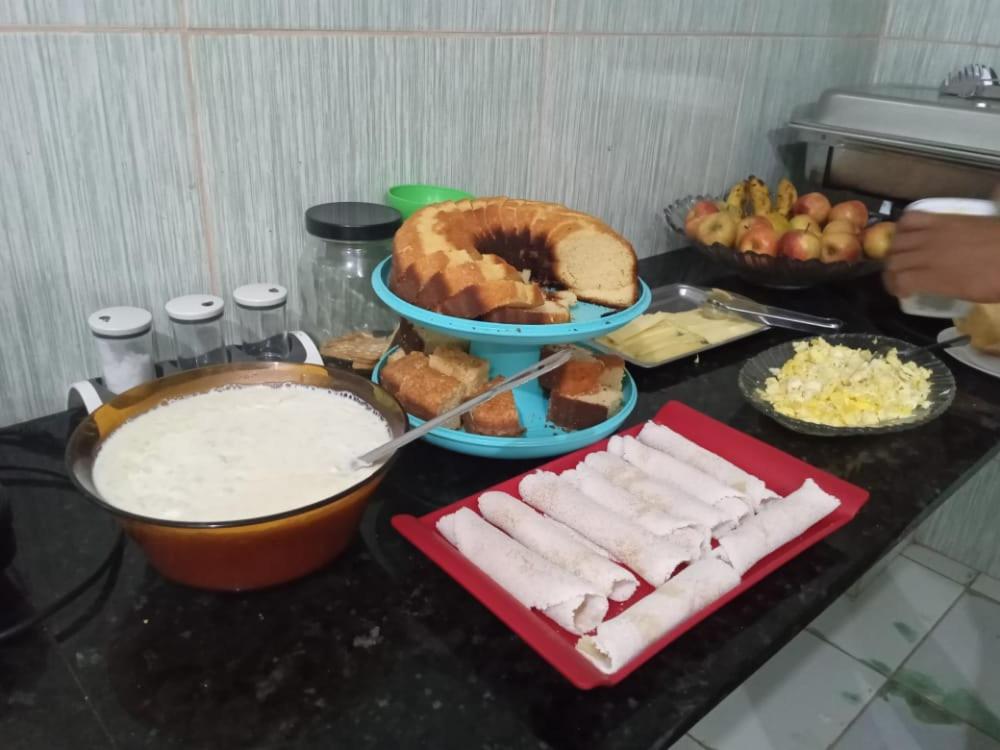 una mesa cubierta con un buffet de comida y una mesa con comida en HOTEL RIO TAPAJOS, en Santarém