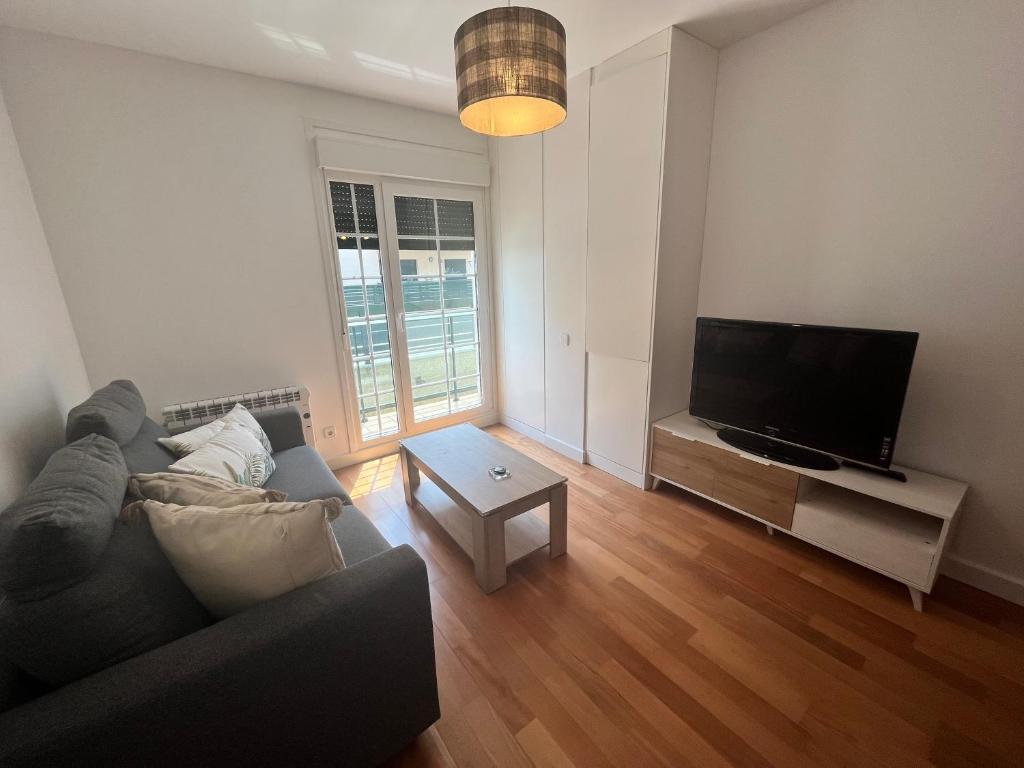 Televízia a/alebo spoločenská miestnosť v ubytovaní Apartamento con terraza y acceso a la playa