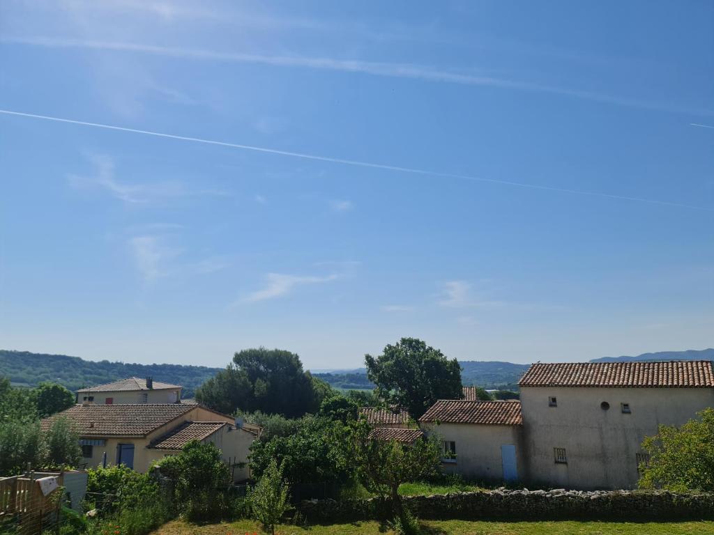 - une vue sur un village avec des maisons et des arbres dans l'établissement Le gîte de La Badassière, à Forcalquier