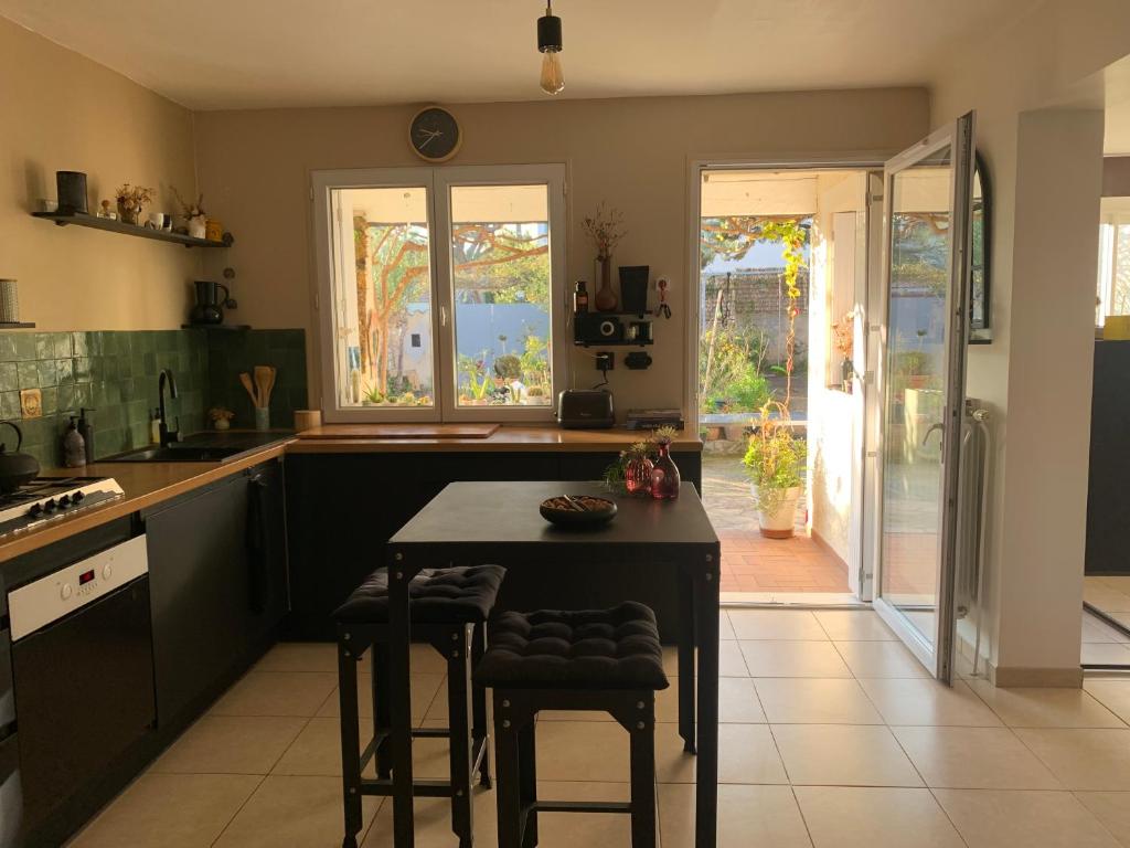 Kuchyňa alebo kuchynka v ubytovaní Bright and quiet house with two gardens north shade and south sun