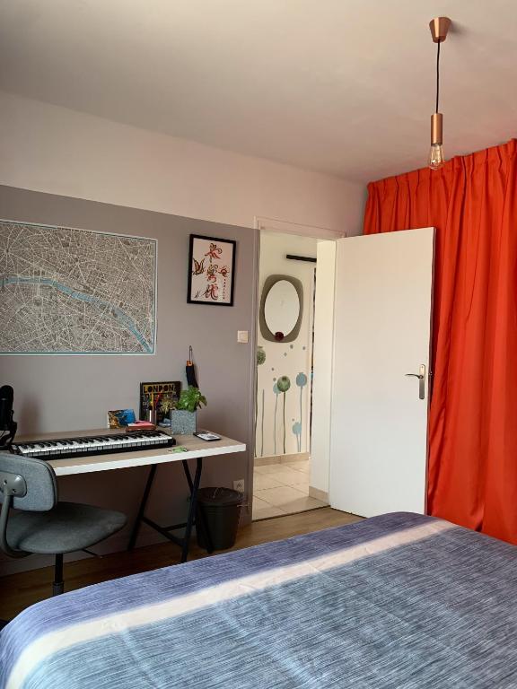 Posteľ alebo postele v izbe v ubytovaní Bright and quiet house with two gardens north shade and south sun