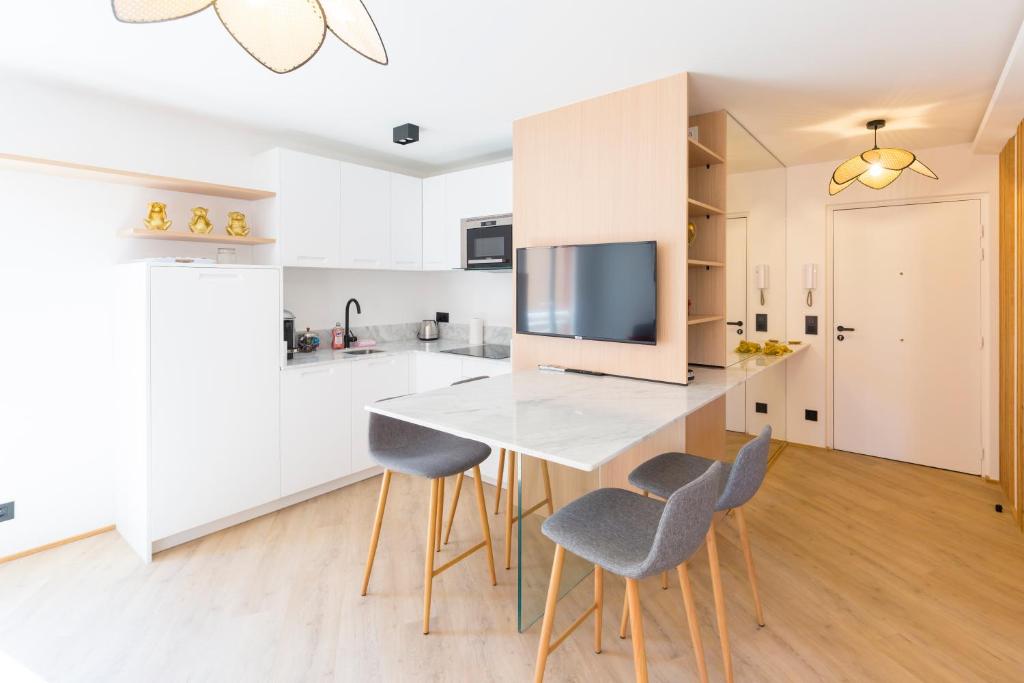 Кухня или мини-кухня в VILLA RENAISSANCE - MONACO - 2 PIECES - Parking
