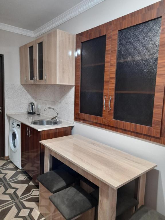 une cuisine avec une table en bois et un évier dans l'établissement AlexMila, à Tatev