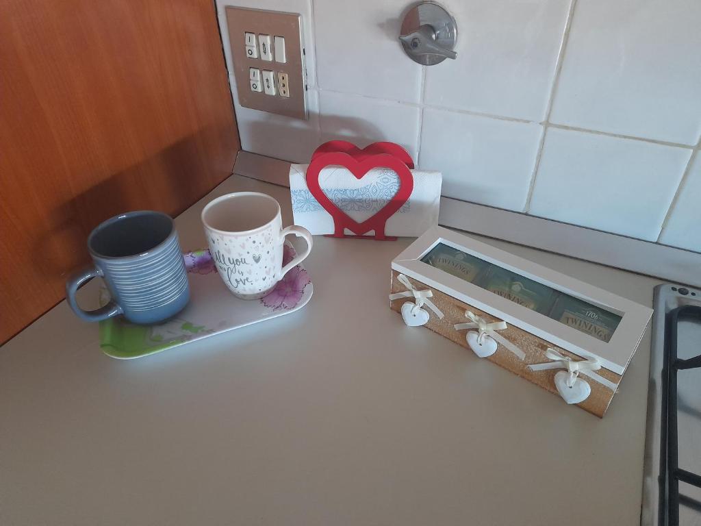 una cucina giocattolo con una tazza di caffè e una scatola di A casa di Annamaria a Reggio Emilia