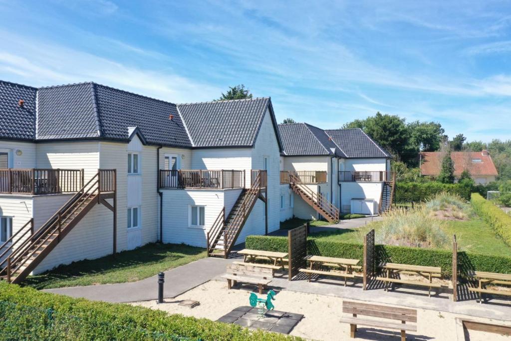 a row of houses with stairs and benches at Evancy Platier d'Oye - Oye-Plage in Oye-Plage