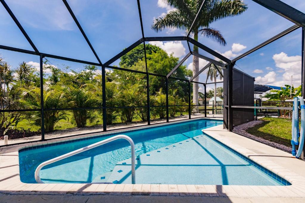 una piscina con vistas a un complejo en NEW! Dock Canal Family Home w/Pool & Gulf Access!, en North Fort Myers