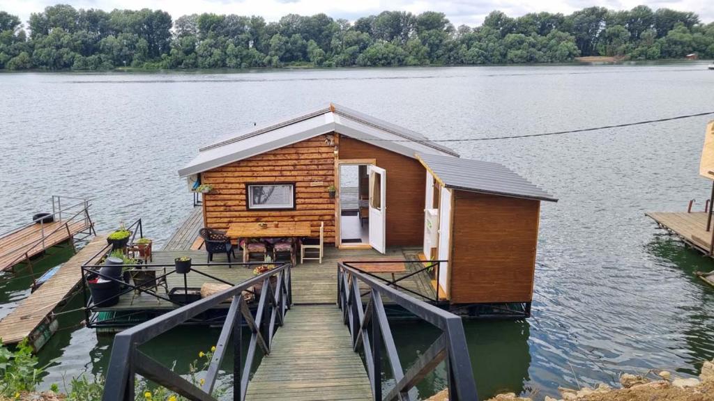 eine Hütte auf einem Dock auf einem See in der Unterkunft Splav na dan Waterhouse in Belgrad