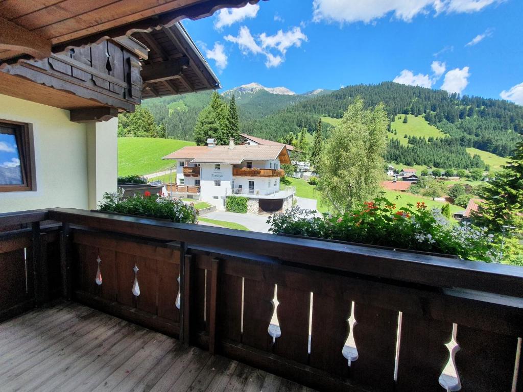 Nespecifikovaný výhled na hory nebo výhled na hory při pohledu z hotelu
