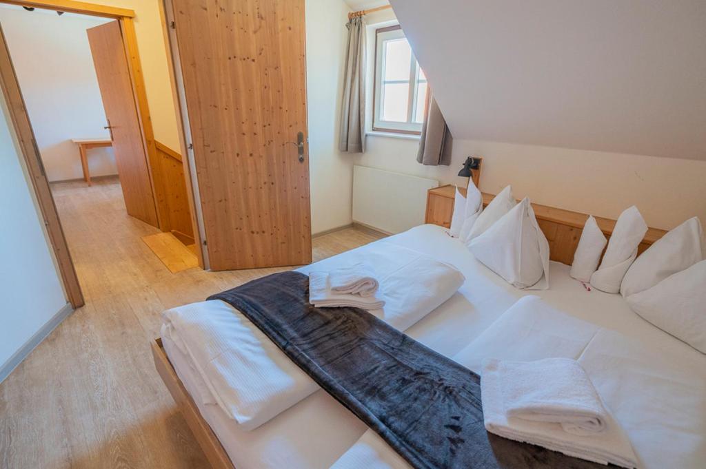 Postel nebo postele na pokoji v ubytování Theater- und Feriendorf Königsleitn GmbH