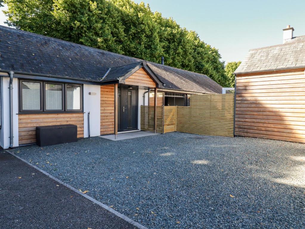 un estacionamiento frente a una casa en Clonmore, en Bodmin