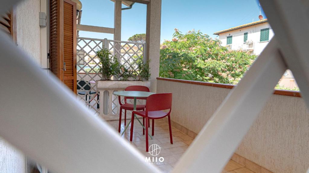 a balcony with a table and chairs on it at MIIO HOTEL in San Vincenzo