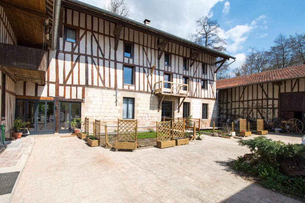 ein großes Gebäude mit einem Innenhof davor in der Unterkunft Moulin du Ruet in Saint-Amand-sur-Fion