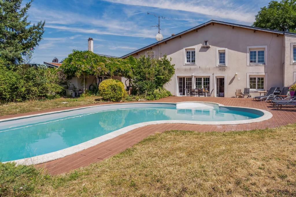 ein Pool vor einem Haus in der Unterkunft Villa Carpe Diem in Méréville