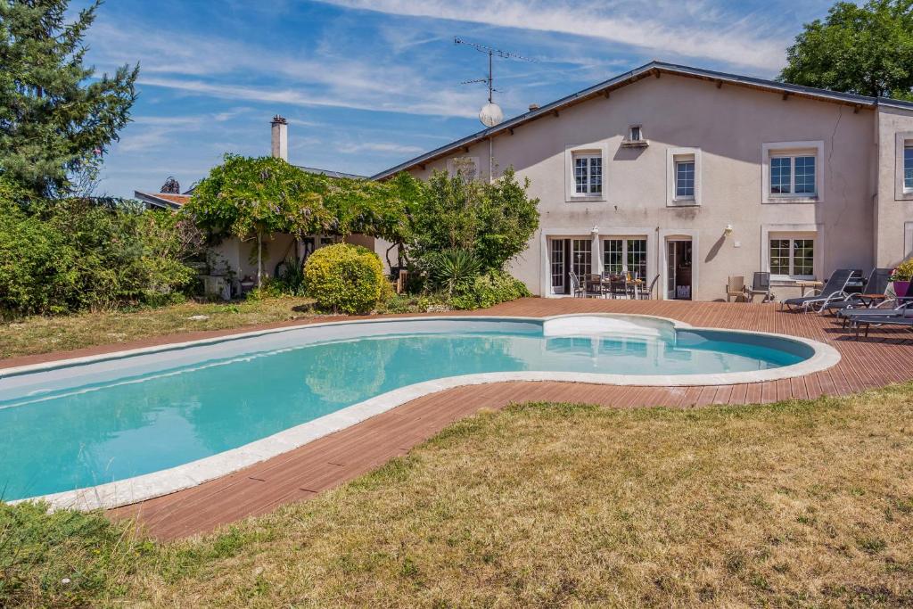 basen przed domem w obiekcie Villa Carpe Diem w mieście Méréville