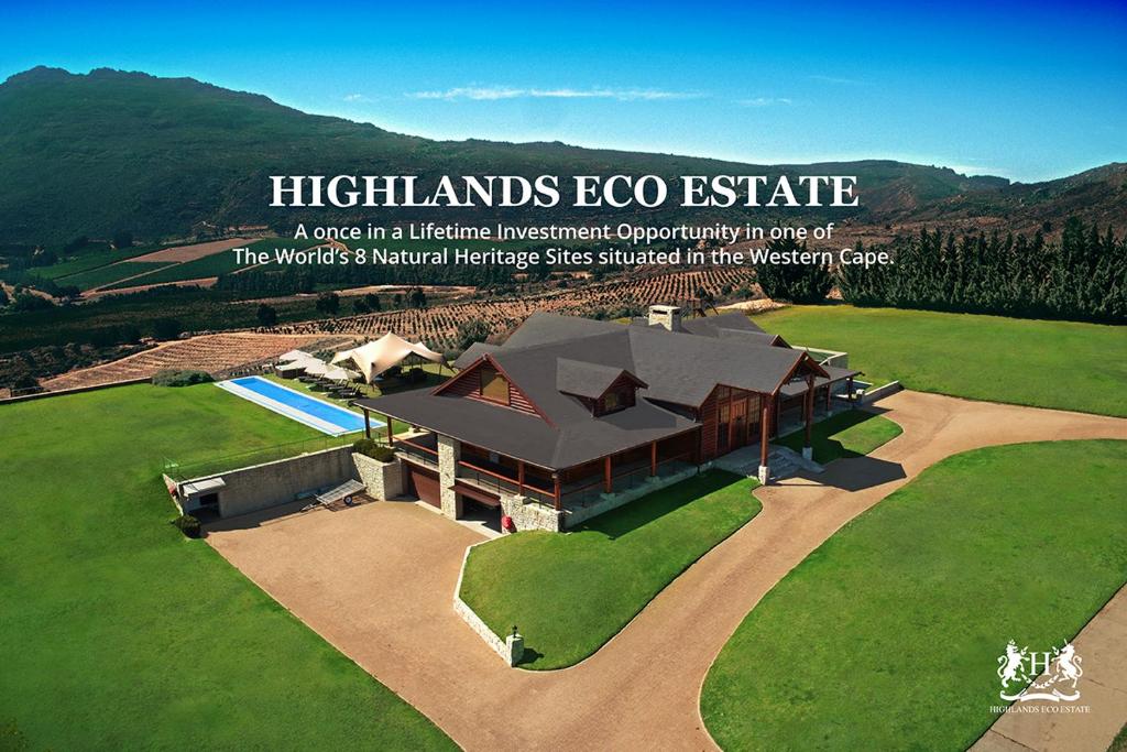 een cover van een huis in een veld bij Highlands Eco Estate in Piketberg