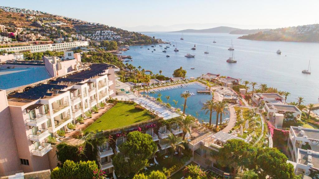 een luchtzicht op een resort en een waterlichaam bij Baia Bodrum Hotel in Gundogan