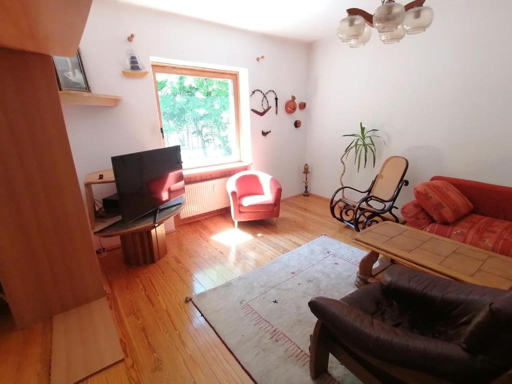 ein Wohnzimmer mit einem Sofa und einem TV in der Unterkunft 95qm Wohnung Heyde in bester Wohnlage in Rostock