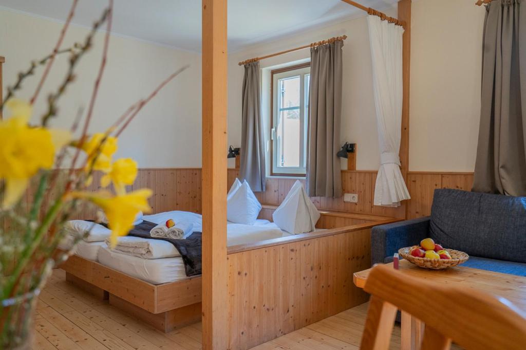 Postel nebo postele na pokoji v ubytování Theater- und Feriendorf Königsleitn GmbH