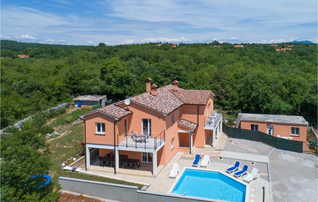 una vista aérea de una casa con piscina en Nice Home In Labin With Jacuzzi en Vinež