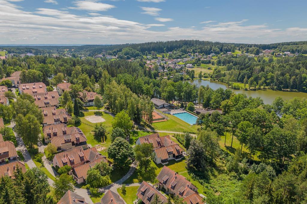 eine Luftansicht eines Hauses mit See in der Unterkunft Theater- und Feriendorf Königsleitn GmbH in Litschau