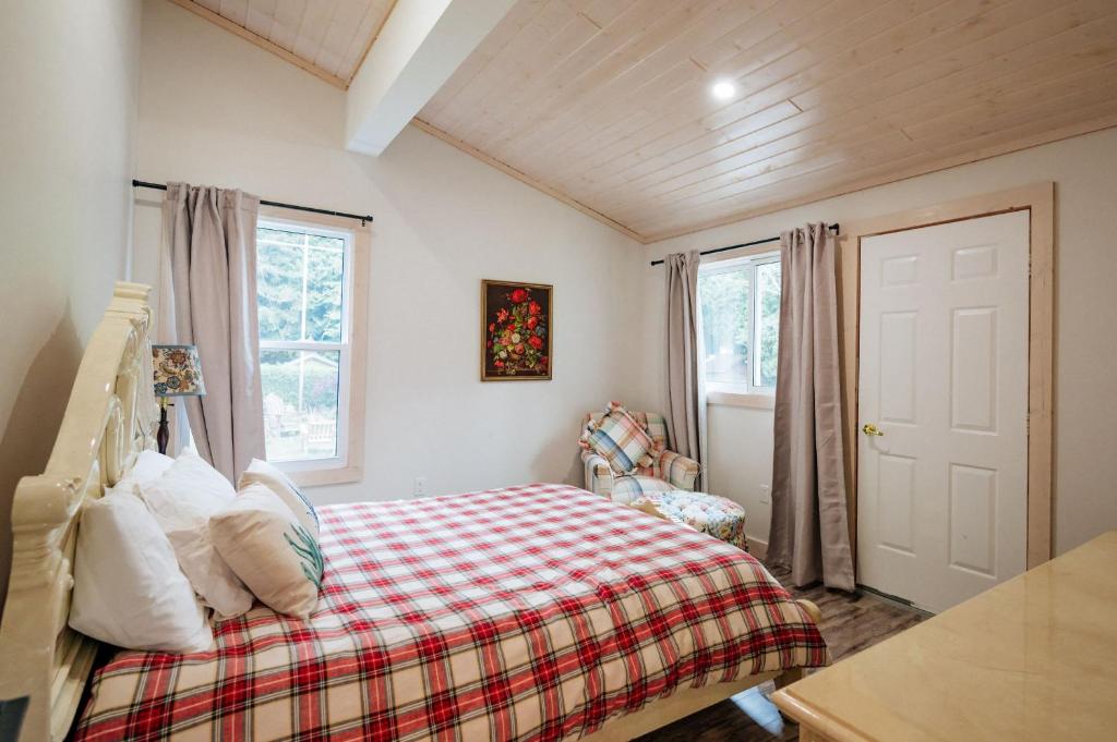 En eller flere senge i et værelse på Sunflower Shores - South Bruce Peninsula - Bright Chalet on Lake Huron Once Upon A Stay