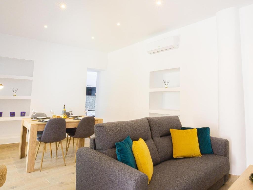 ein Wohnzimmer mit Sofa und Tisch in der Unterkunft Calle Pintado 21 Bajo in Estepona