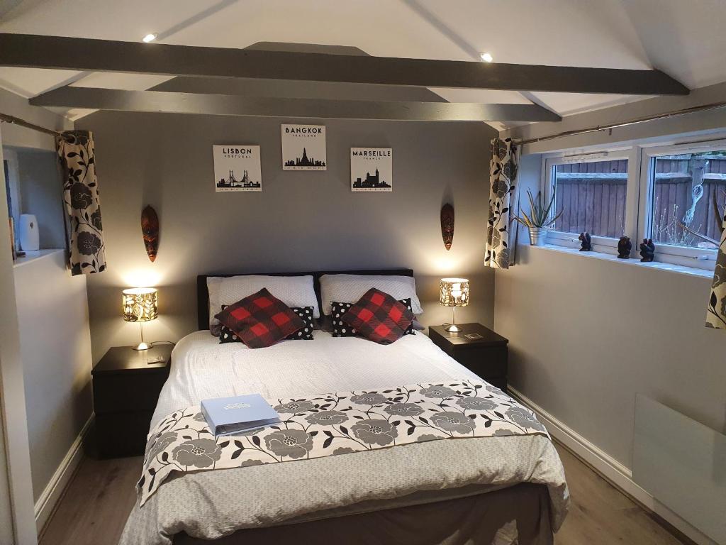 una camera da letto con un letto con un libro sopra di Sally's bed and breakfast a Luton