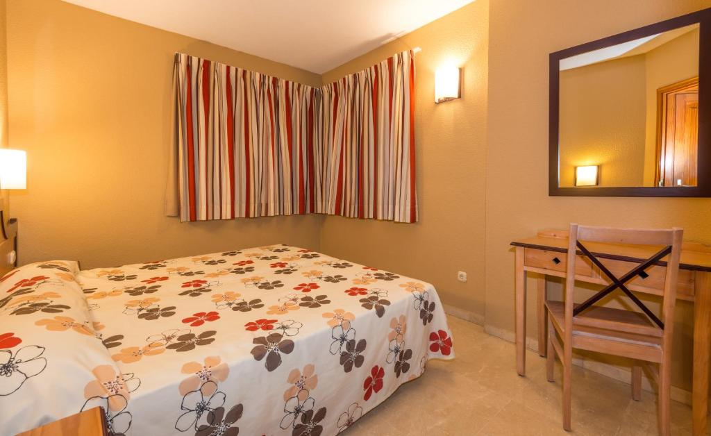 Postel nebo postele na pokoji v ubytování Apartamentos El Beril Costa Adeje