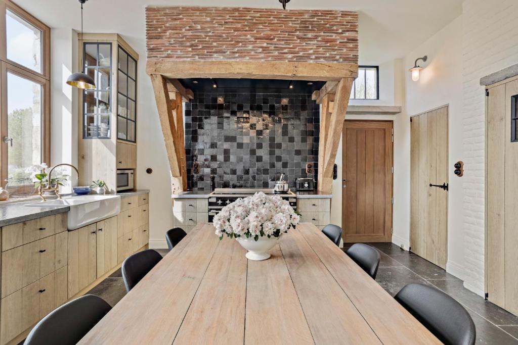 Kuchyň nebo kuchyňský kout v ubytování Huis Potaerde, luxe villa, vakantiewoning - landhuis nabij Brussel