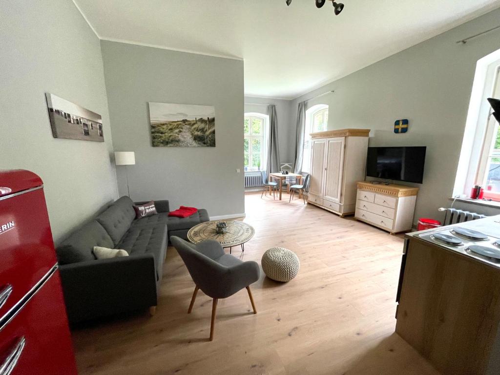 sala de estar con sofá y mesa en Gästehaus Sternschanze - App2 Kapitänleutnant en Stralsund