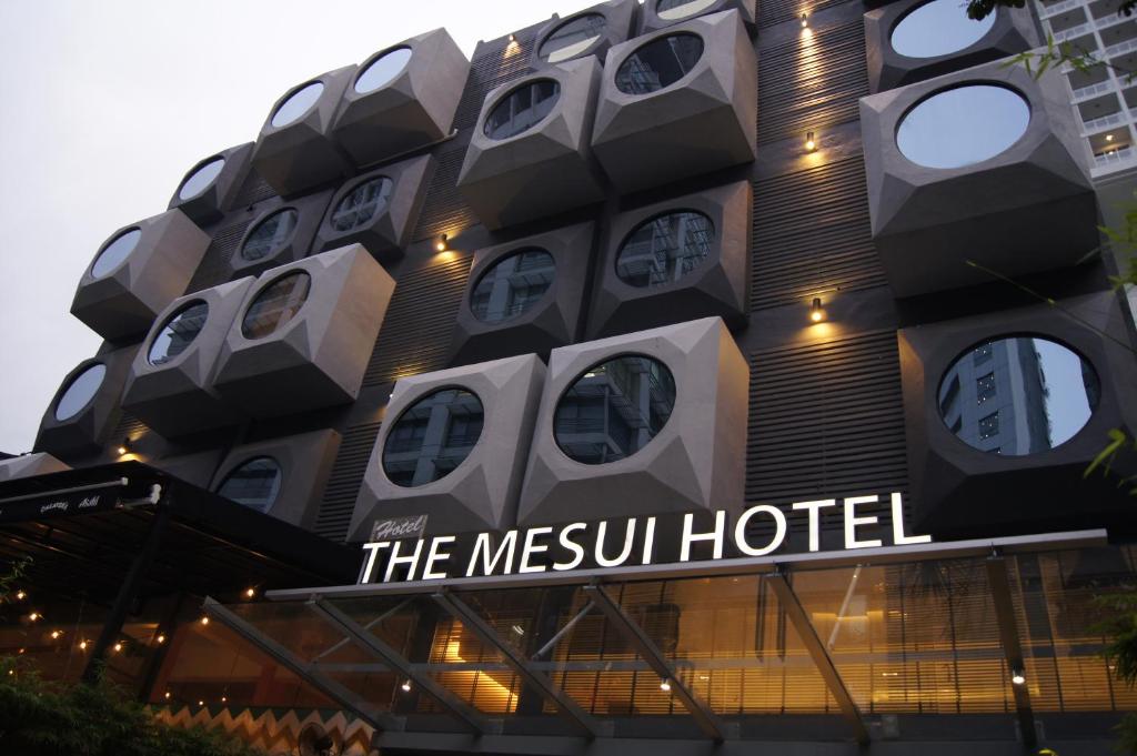 ein Gebäude mit einem Schild, das das mexikanische Hotel liest in der Unterkunft The Mesui Hotel Bukit Bintang in Kuala Lumpur
