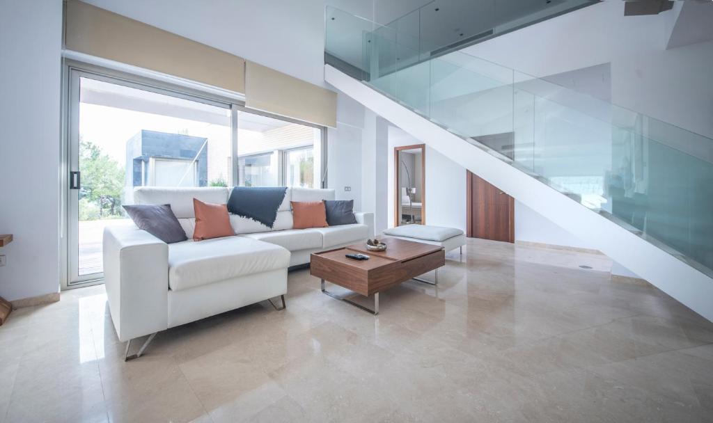 Posezení v ubytování Limonium Deluxe Villa with Private Pool, TarracoHomes