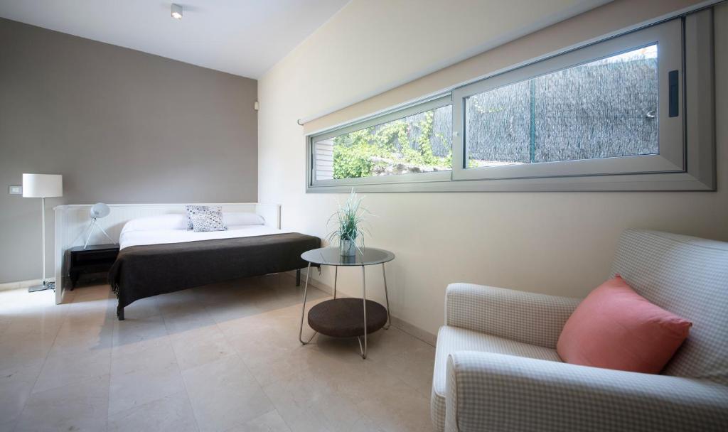 Posezení v ubytování Limonium Deluxe Villa with Private Pool, TarracoHomes