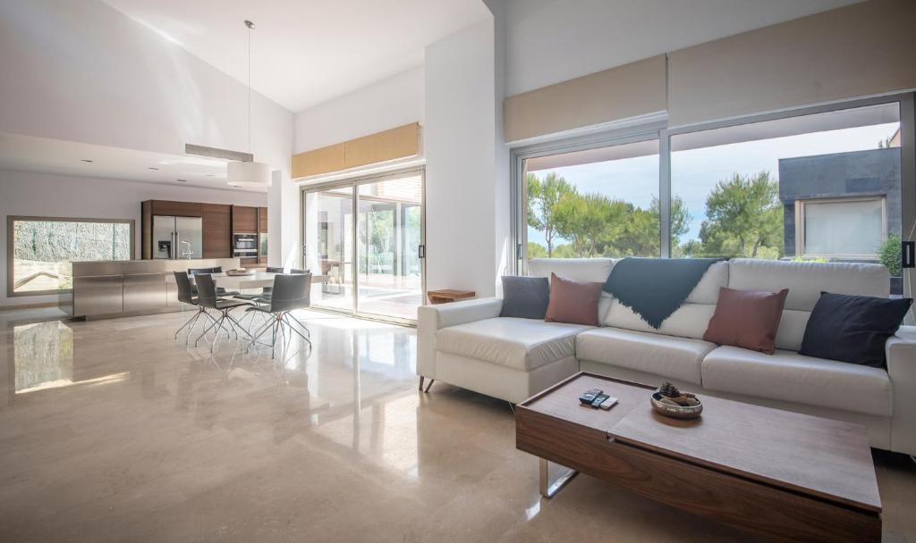 Posezení v ubytování Limonium Deluxe Villa with Private Pool, TarracoHomes