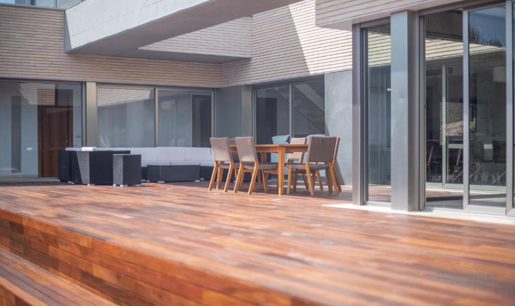 Balkón nebo terasa v ubytování Limonium Deluxe Villa with Private Pool, TarracoHomes