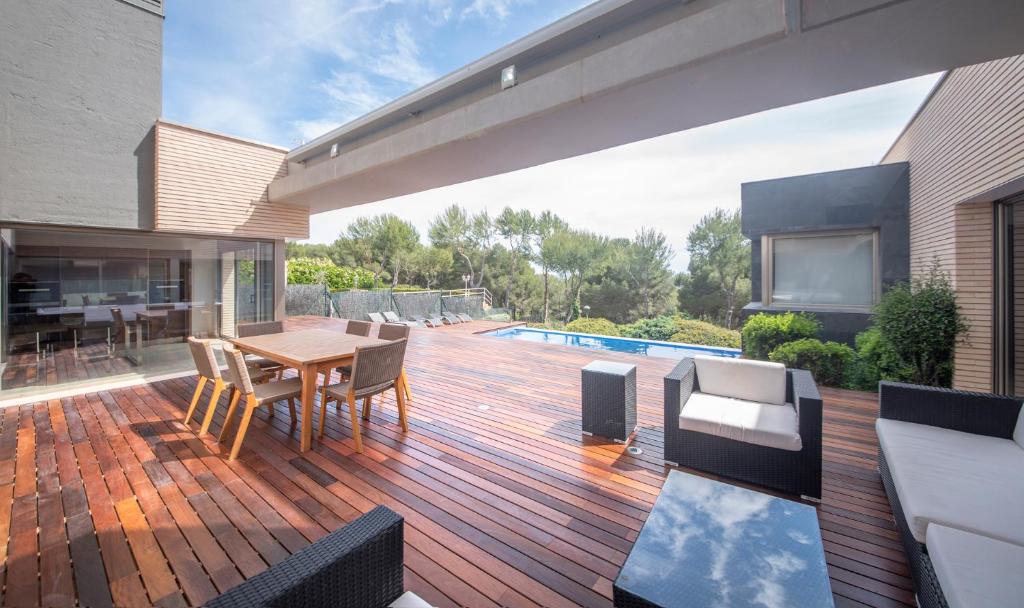 Balkón nebo terasa v ubytování Limonium Deluxe Villa with Private Pool, TarracoHomes