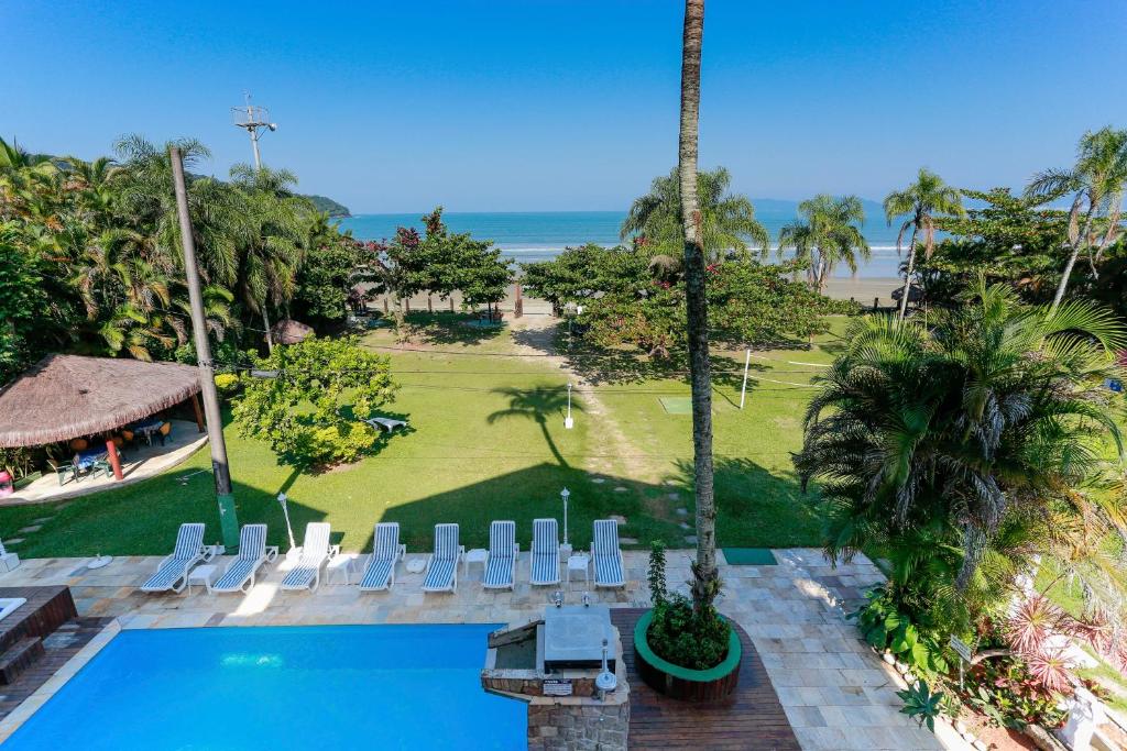 una vista aérea de un complejo con piscina y playa en Indaiá Praia Hotel, en Bertioga