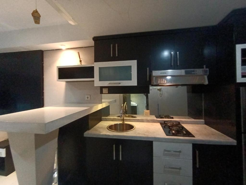 Kuchyň nebo kuchyňský kout v ubytování Cozy Tamansari Hive Cawang by Bonzela Property