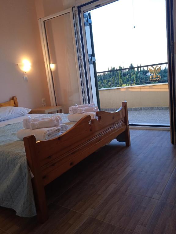 a bedroom with a bed with white towels on it at Ligeris house 1 in Agioi Deka in Áyioi Dhéka