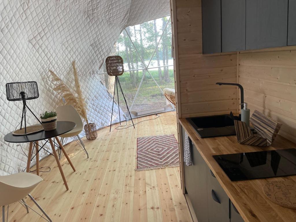 Kuchyň nebo kuchyňský kout v ubytování Borowy Glamp więcej niż domki