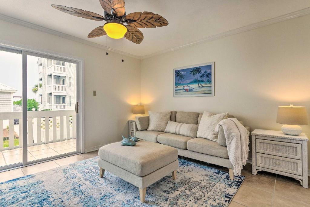 Χώρος καθιστικού στο Fort Walton Beach Condo Walk to Local Beach!
