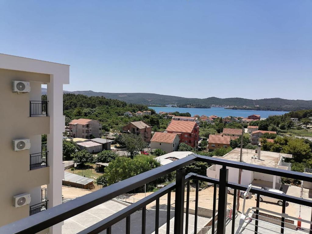 widok z balkonu apartamentu w obiekcie Apartman Kaya w mieście Tivat